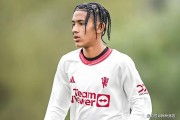 传奇退场！15岁天才顶上空缺？曼联两代希望错位，藏着怎样的未来
